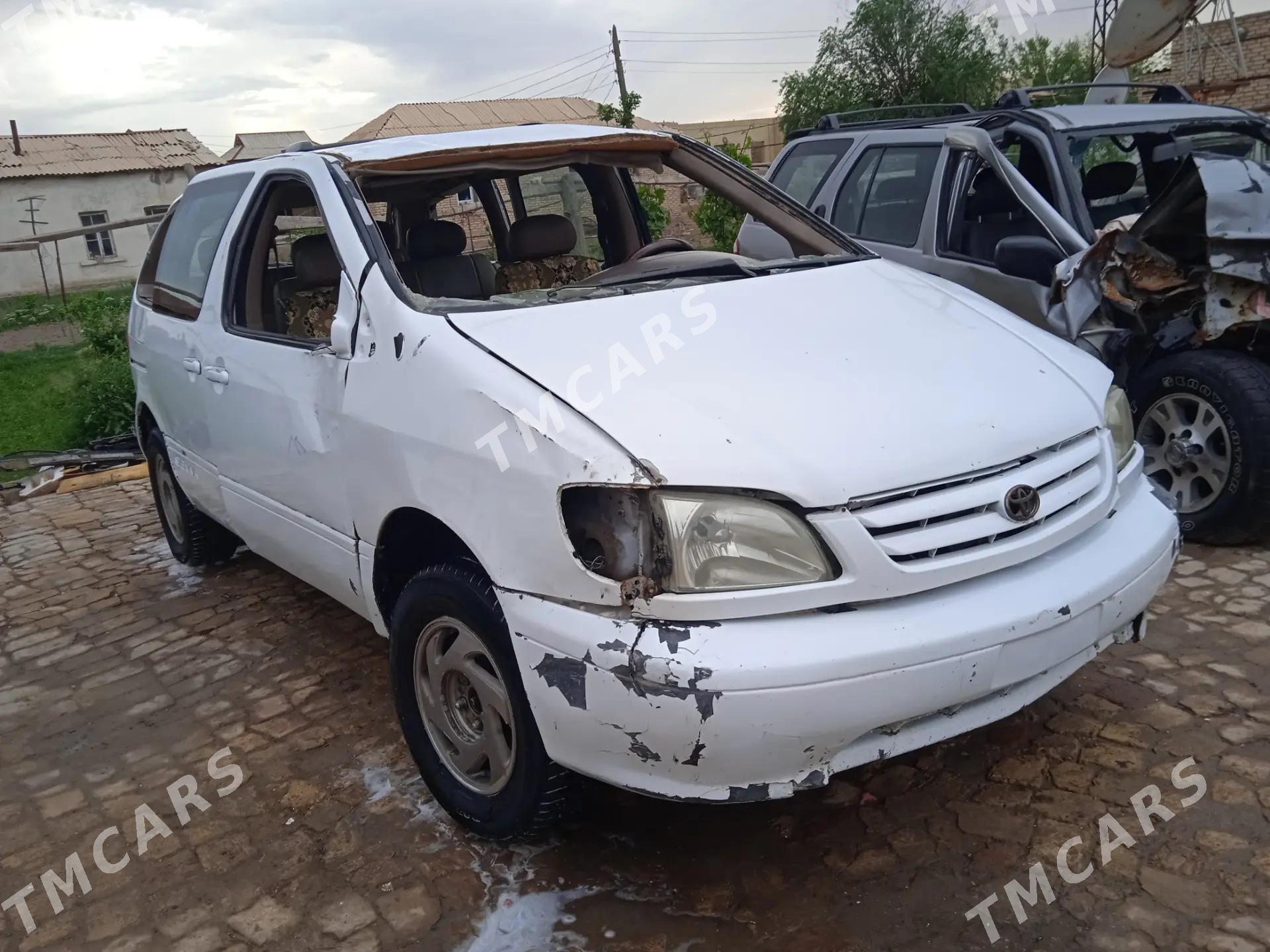 Toyota Sienna 2002 - 67 000 TMT - Мары - img 5