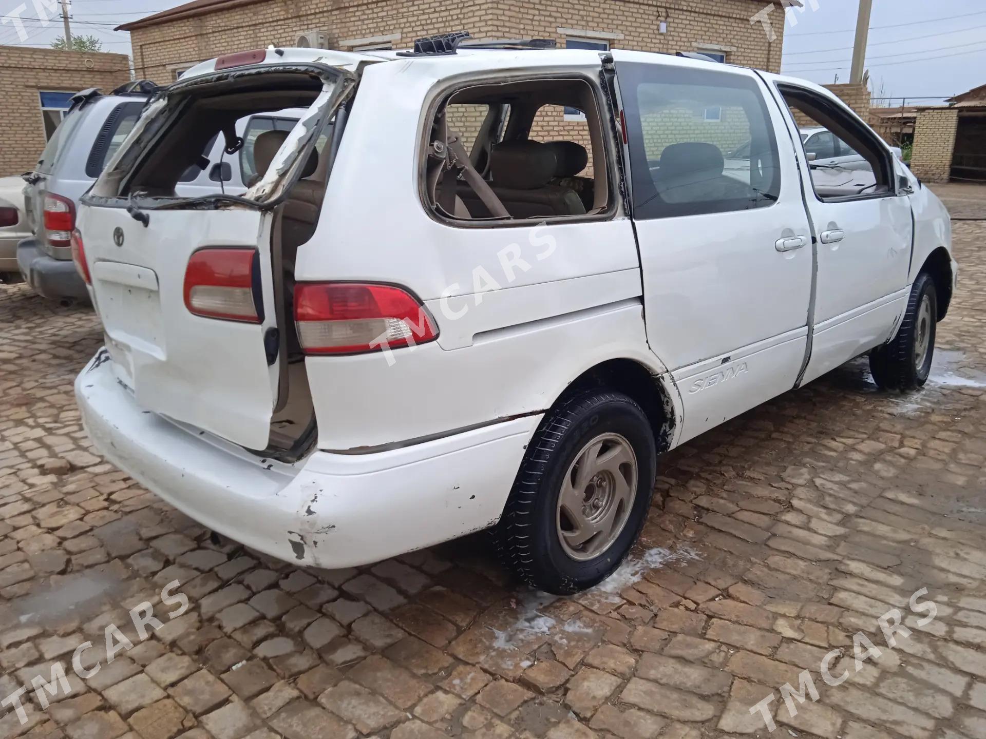 Toyota Sienna 2002 - 67 000 TMT - Мары - img 6