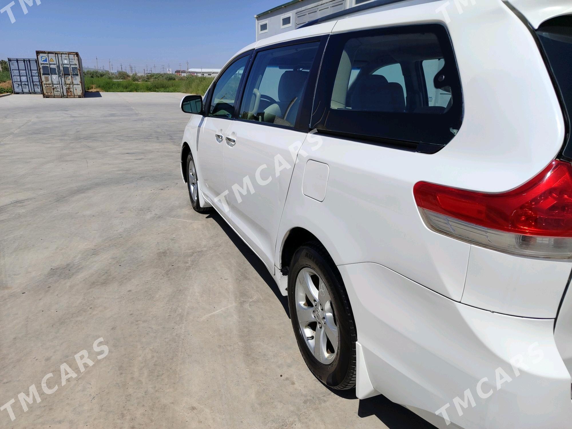 Toyota Sienna 2010 - 275 000 TMT - Мары - img 6