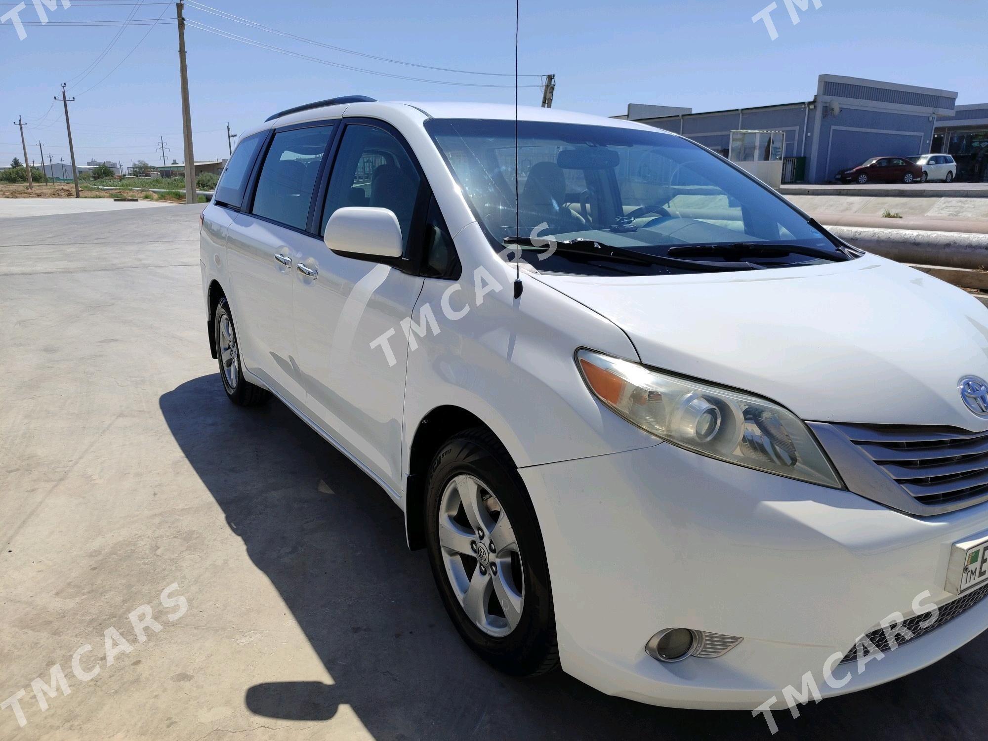 Toyota Sienna 2010 - 275 000 TMT - Мары - img 5