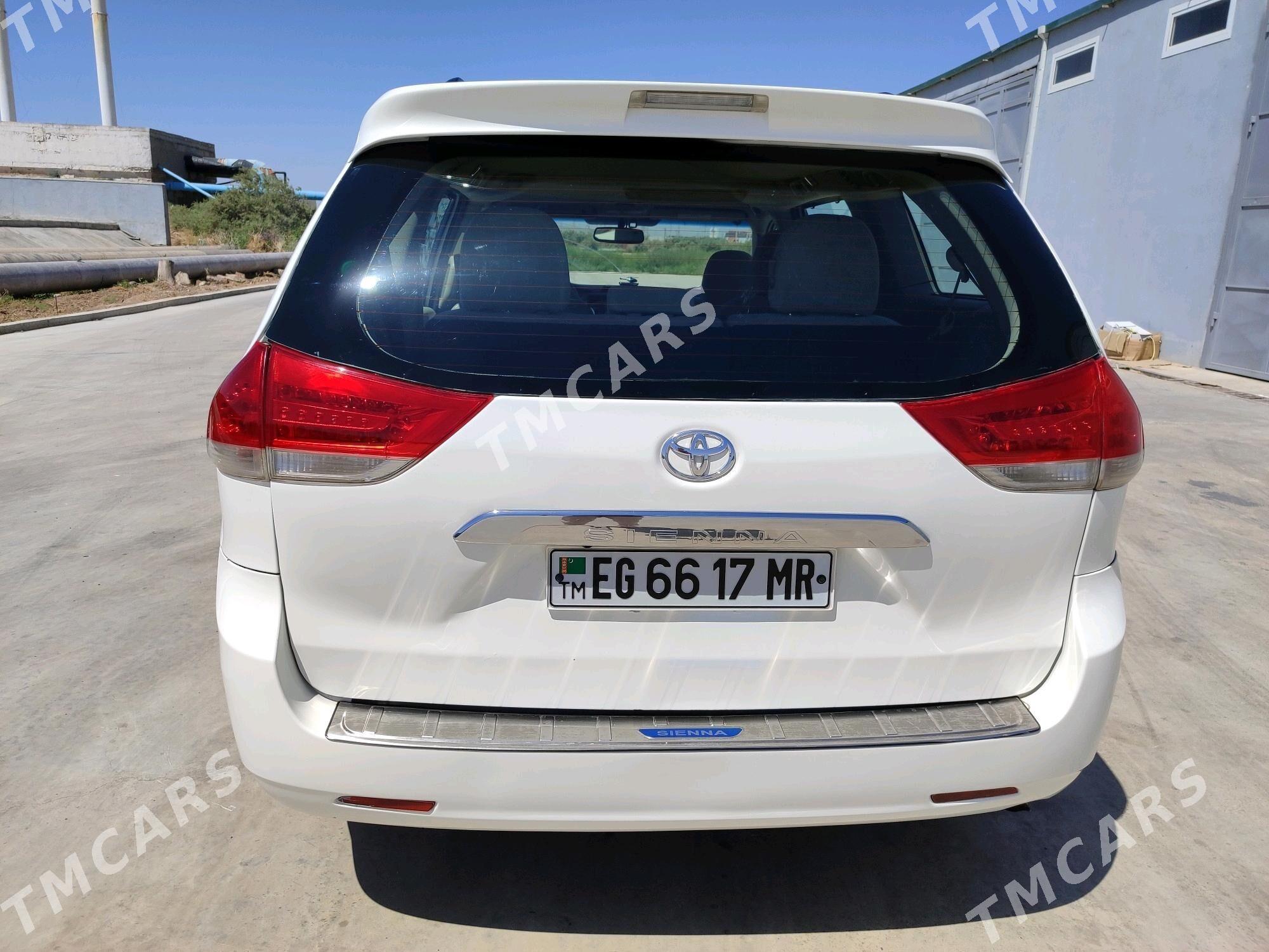 Toyota Sienna 2010 - 275 000 TMT - Мары - img 4