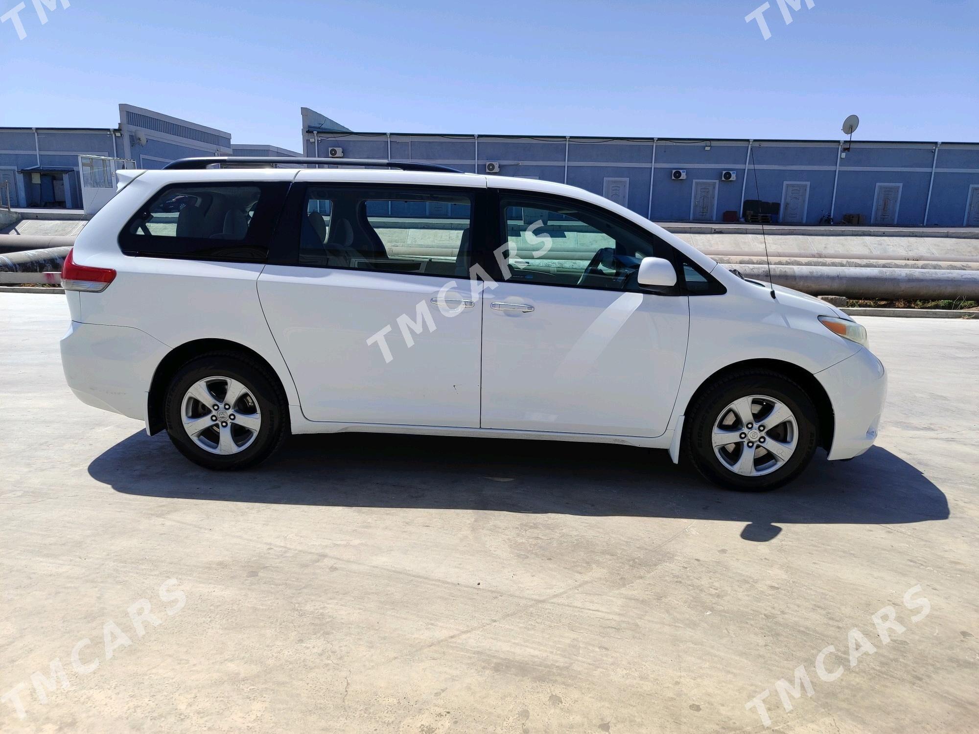 Toyota Sienna 2010 - 275 000 TMT - Мары - img 8