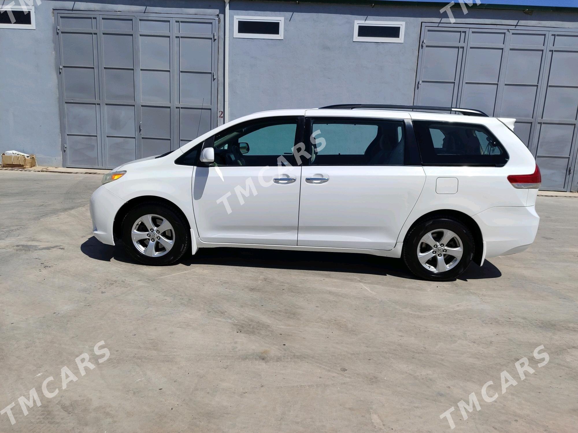 Toyota Sienna 2010 - 275 000 TMT - Мары - img 7
