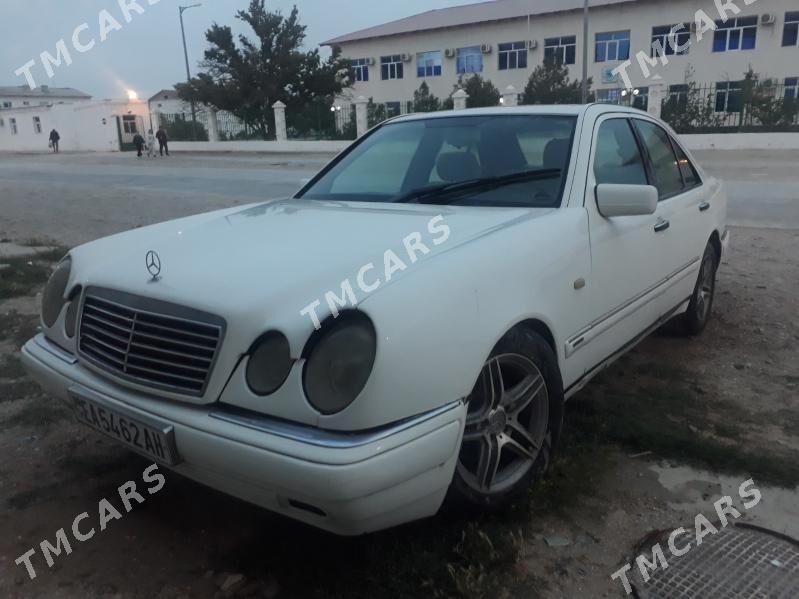 Mercedes-Benz E320 1996 - 45 000 TMT - Карабогаз - img 3