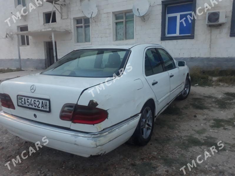 Mercedes-Benz E320 1996 - 45 000 TMT - Карабогаз - img 1