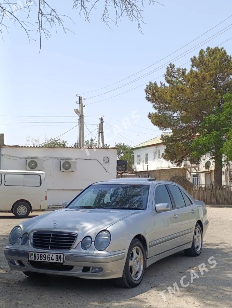 Mercedes-Benz E320 2000 - 130 000 TMT - Balkanabat - img 5