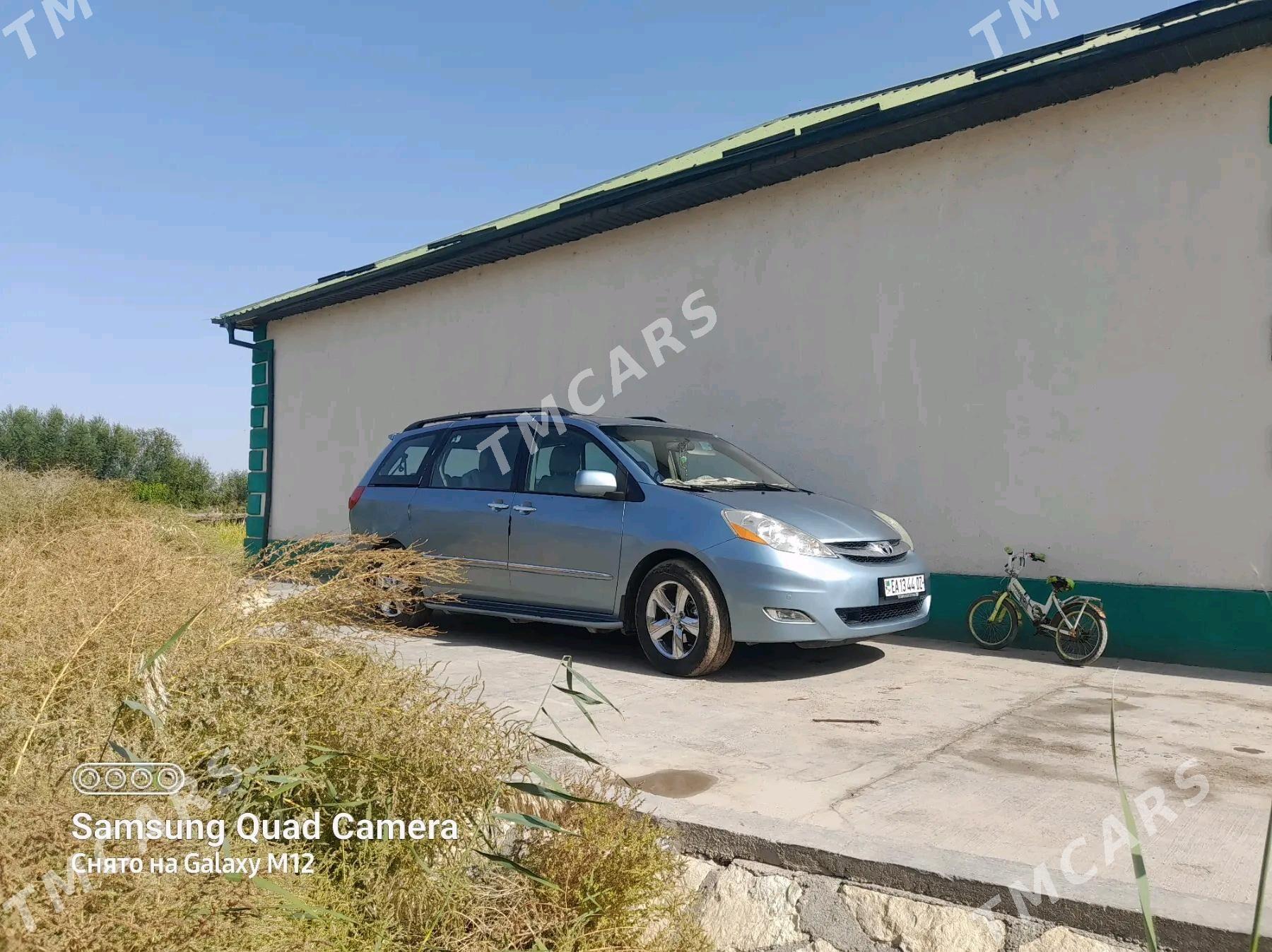 Toyota Sienna 2006 - 200 000 TMT - етр. Туркменбаши - img 2