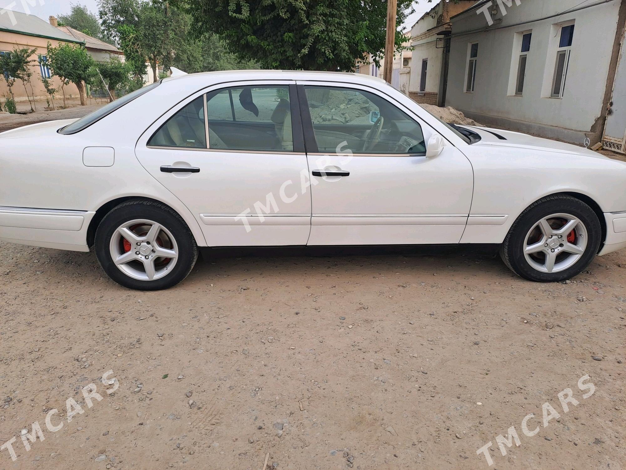 Mercedes-Benz E320 1996 - 70 000 TMT - Ёлётен - img 2