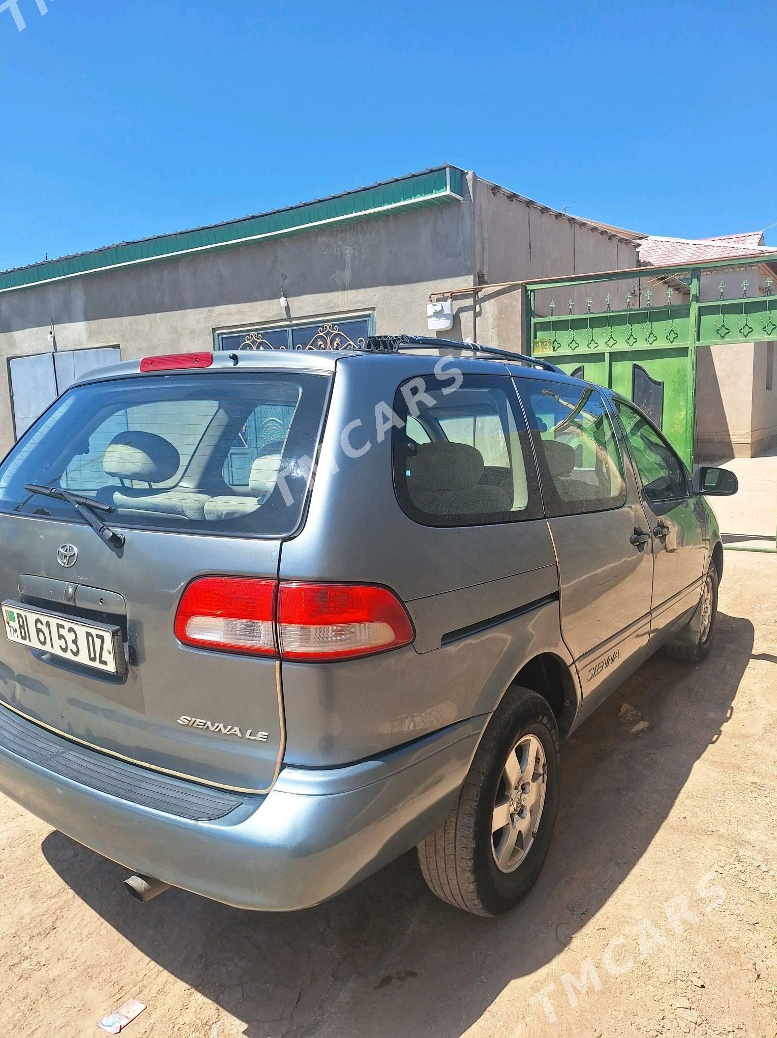 Toyota Sienna 2000 - 125 000 TMT - Köneürgenç - img 3