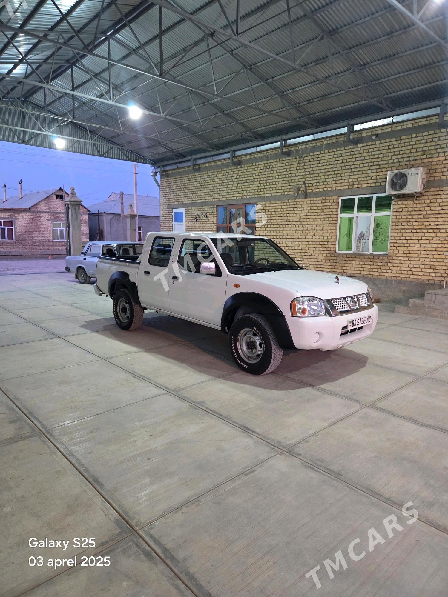 Nissan Navara 2014 - 240 000 TMT - Бедев - img 3