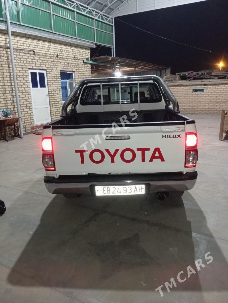 Toyota Hilux 2013 - 320 000 TMT - Sarahs - img 3
