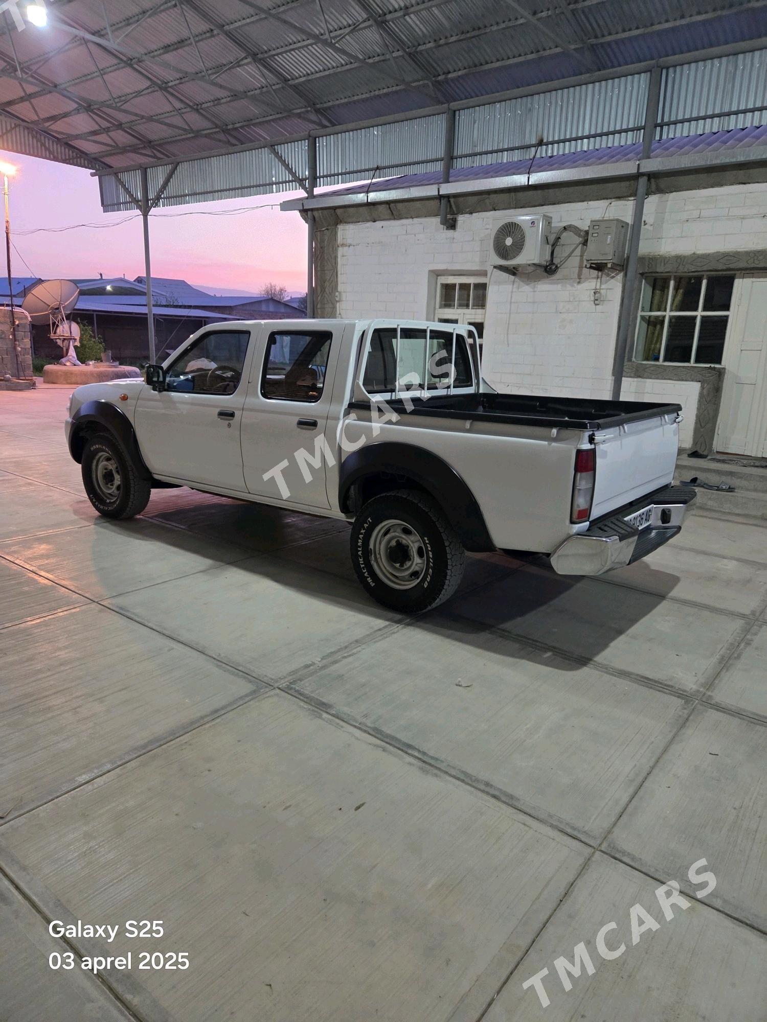 Nissan Navara 2014 - 240 000 TMT - Бедев - img 6