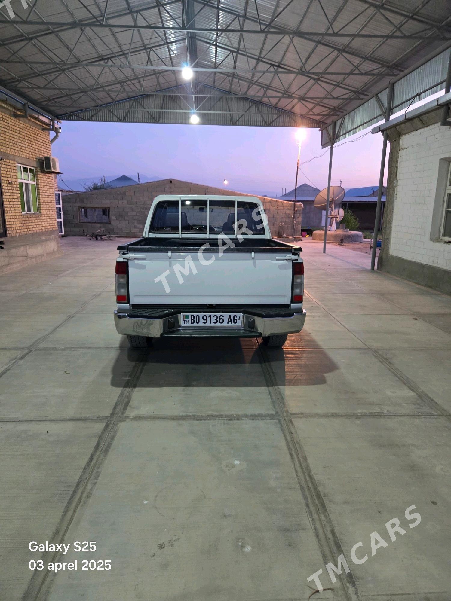 Nissan Navara 2014 - 240 000 TMT - Бедев - img 7