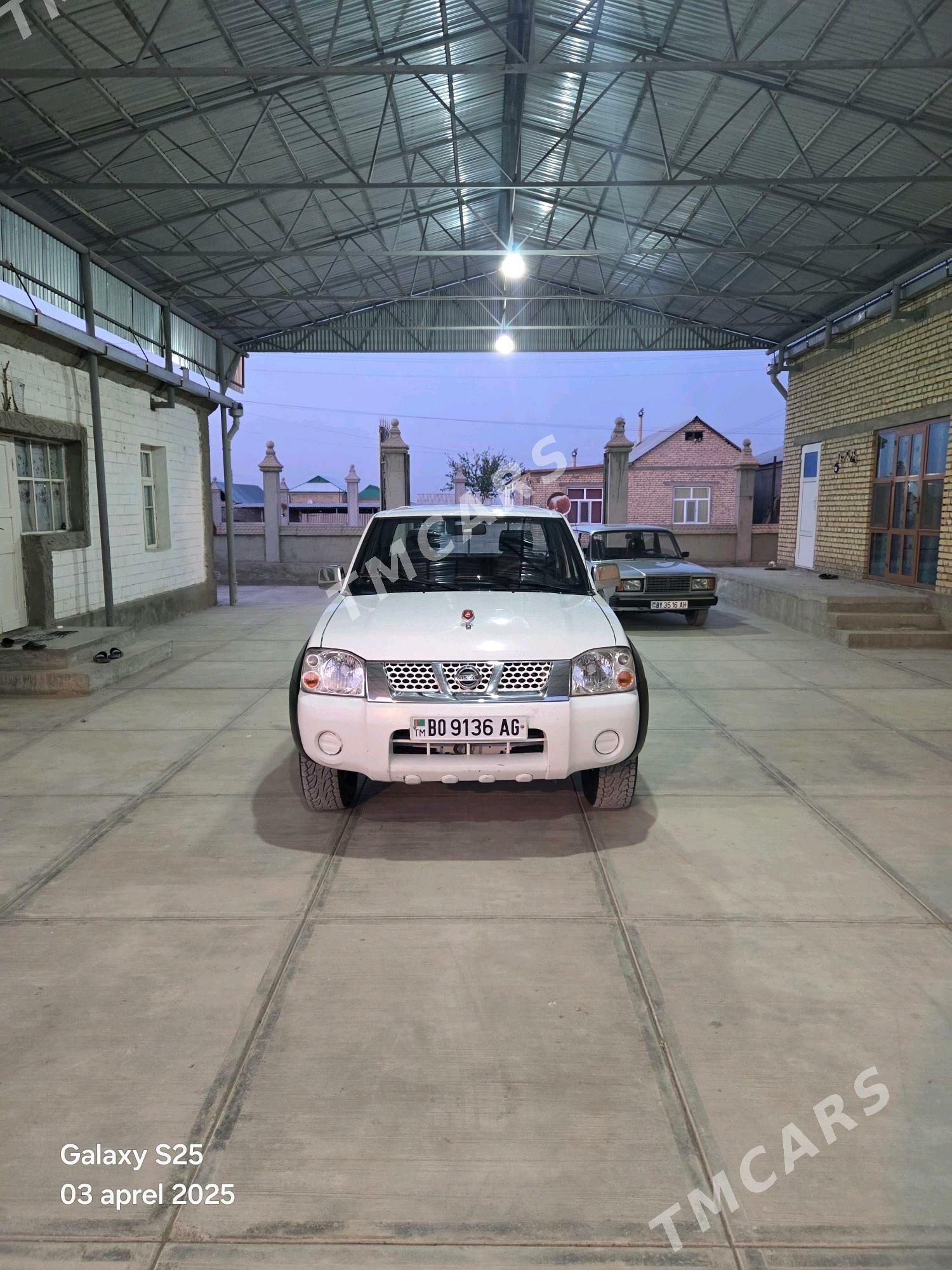 Nissan Navara 2014 - 240 000 TMT - Бедев - img 8
