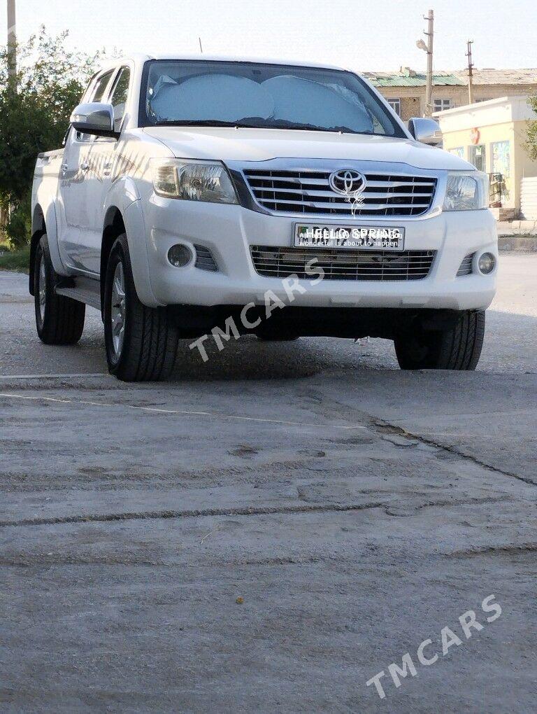 Toyota Hilux 2012 - 330 000 TMT - Балканабат - img 2