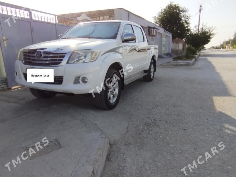 Toyota Hilux 2012 - 330 000 TMT - Балканабат - img 4