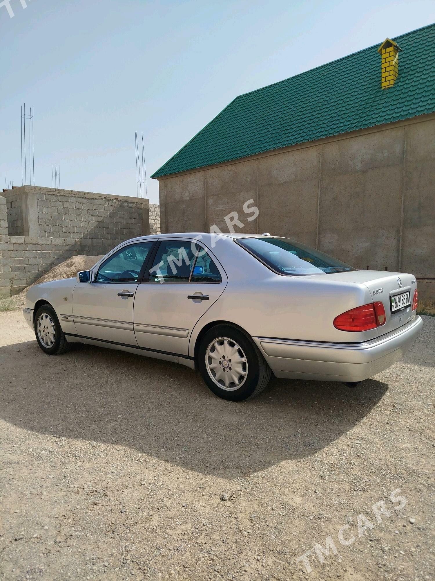Mercedes-Benz E320 1999 - 95 000 TMT - Balkanabat - img 4