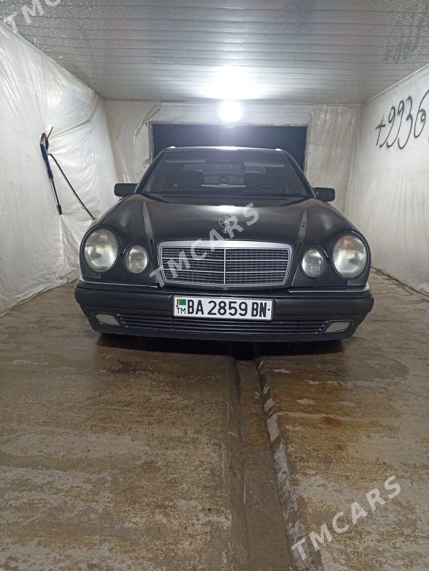 Mercedes-Benz E320 1996 - 60 000 TMT - Гумдаг - img 3