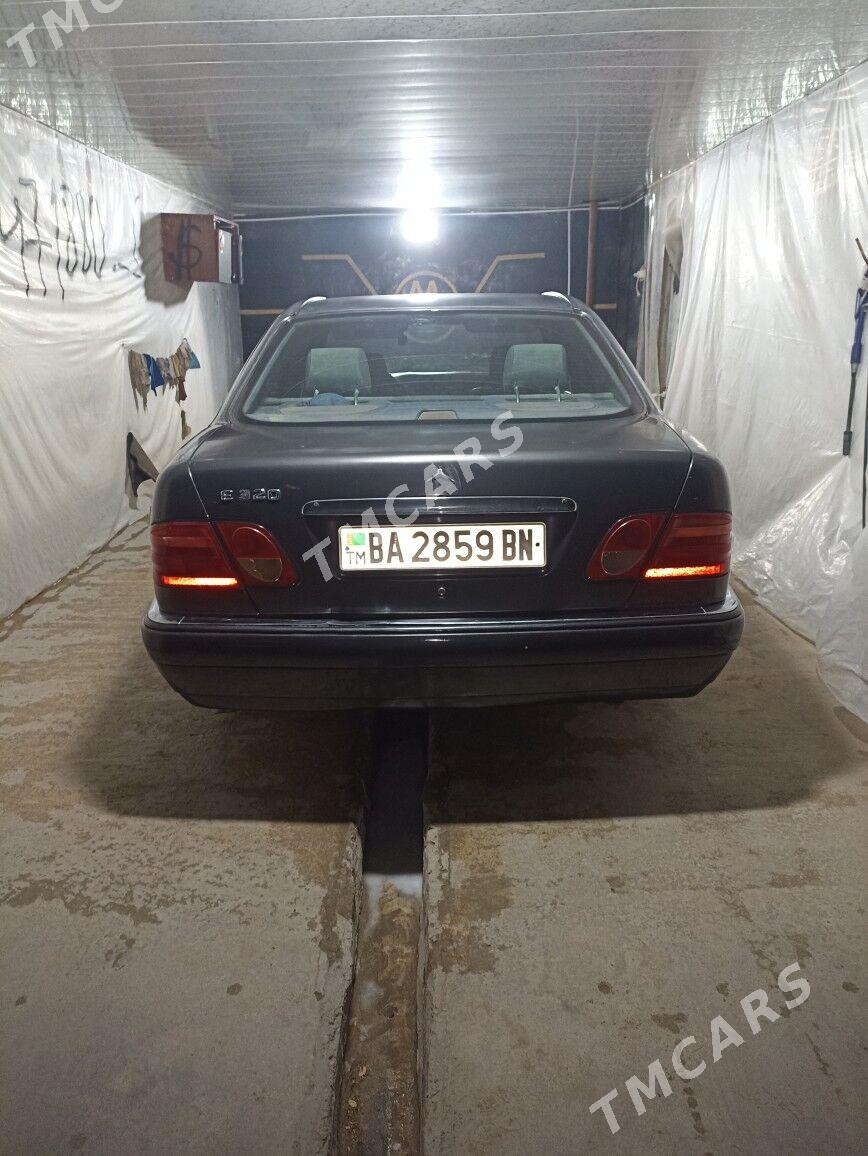 Mercedes-Benz E320 1996 - 60 000 TMT - Гумдаг - img 2