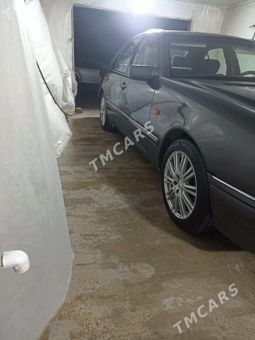 Mercedes-Benz E320 1996 - 60 000 TMT - Гумдаг - img 4