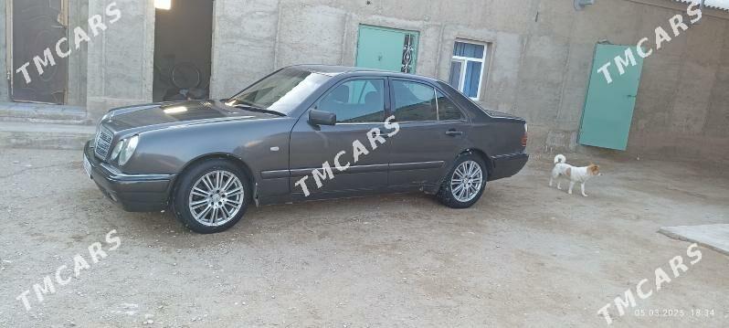 Mercedes-Benz E320 1996 - 60 000 TMT - Гумдаг - img 5
