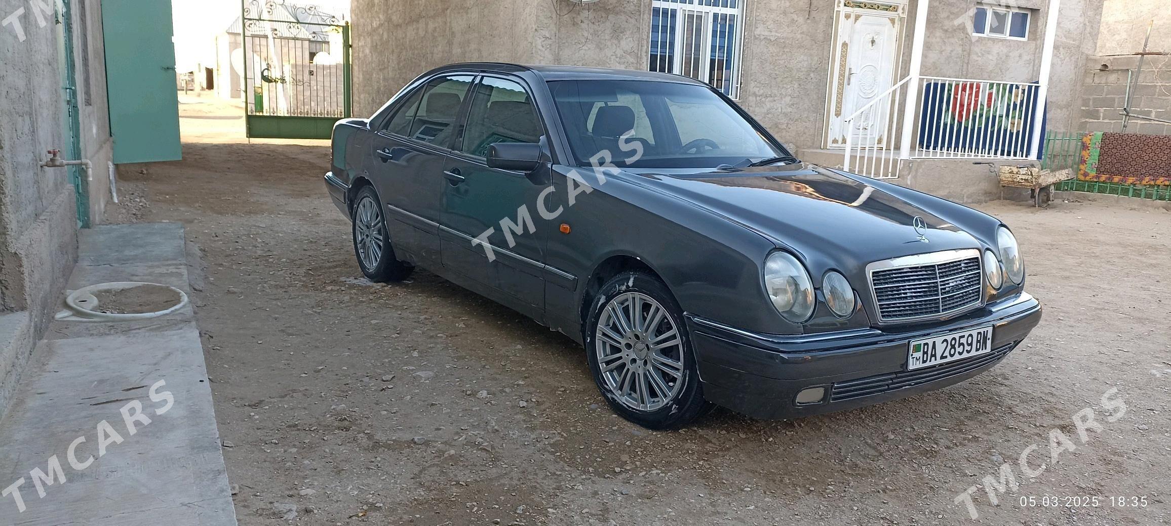 Mercedes-Benz E320 1996 - 60 000 TMT - Гумдаг - img 6