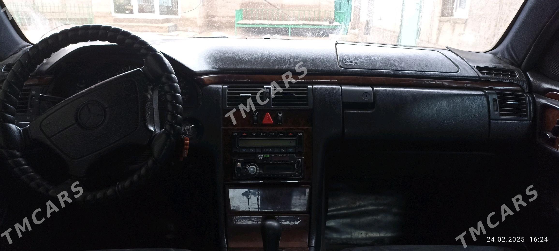 Mercedes-Benz E320 1996 - 60 000 TMT - Гумдаг - img 8