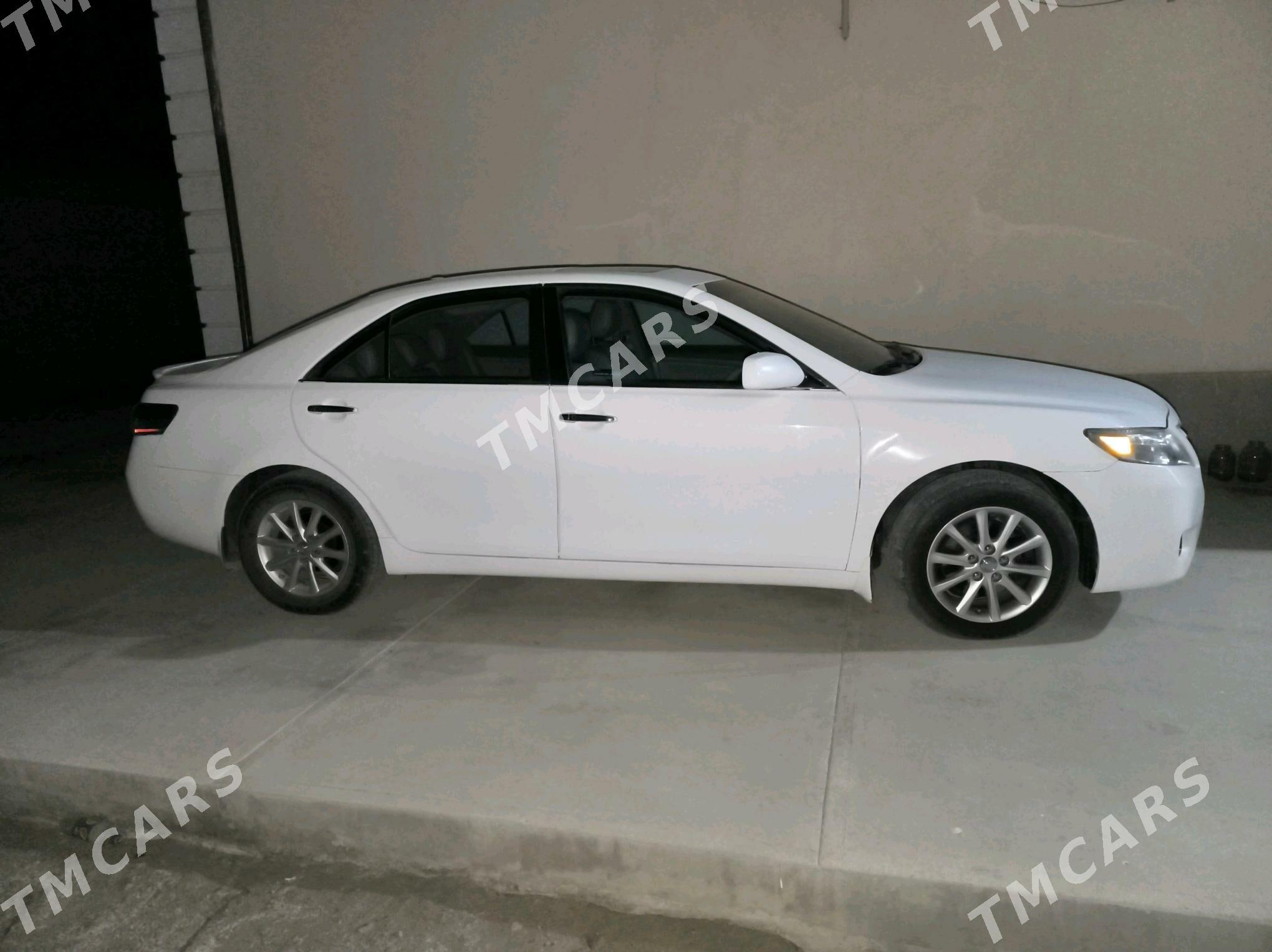 Toyota Camry 2011 - 245 000 TMT - Гурбансолтан Едже - img 2
