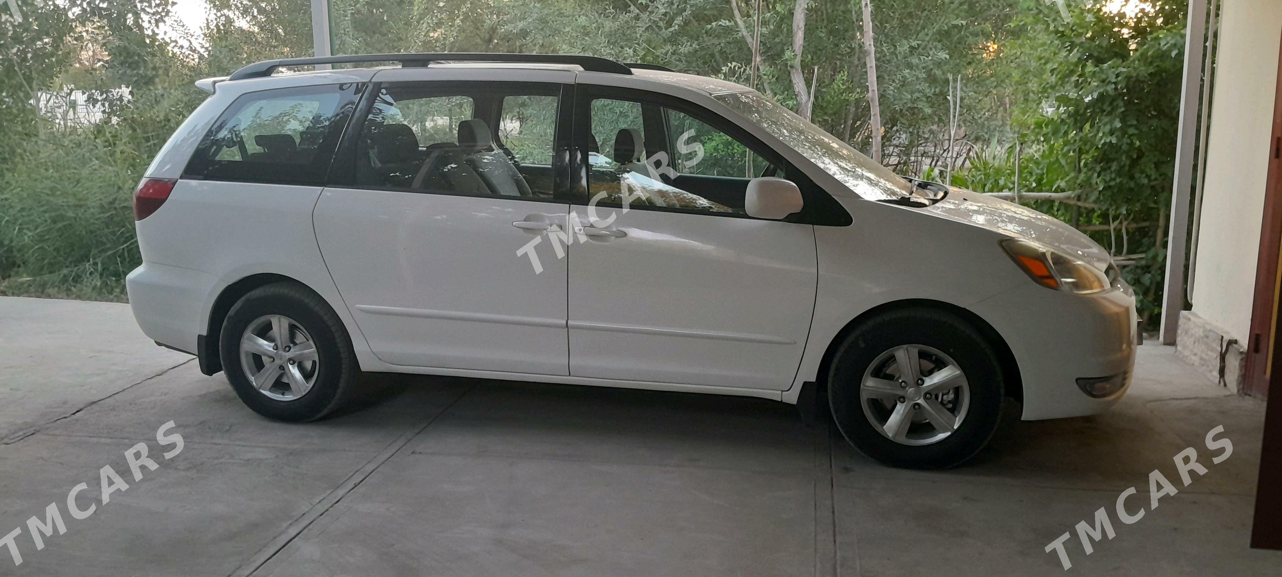 Toyota Sienna 2004 - 210 000 TMT - Акдепе - img 2