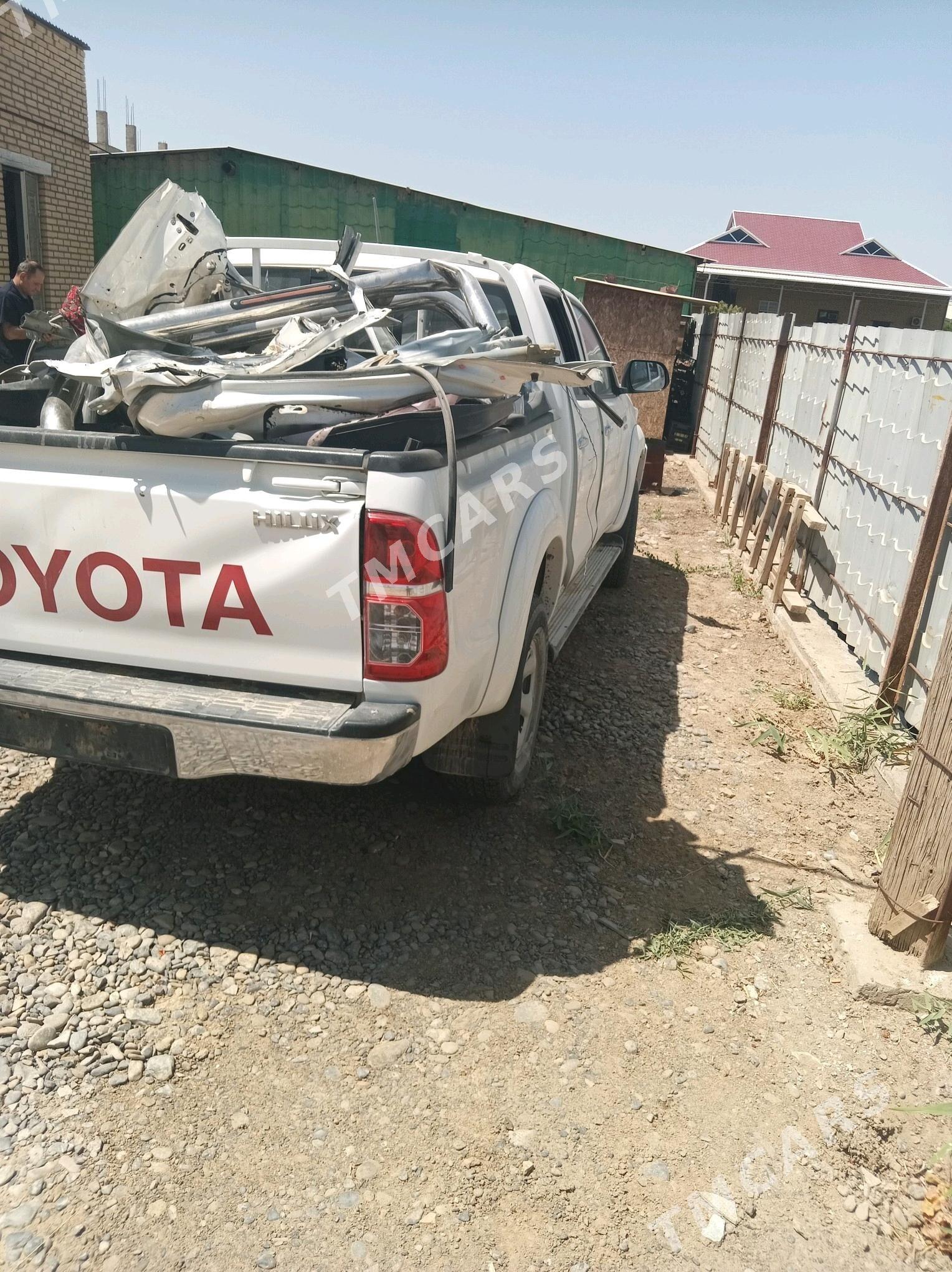 Toyota Hilux 2014 - 260 000 TMT - Мургап - img 3