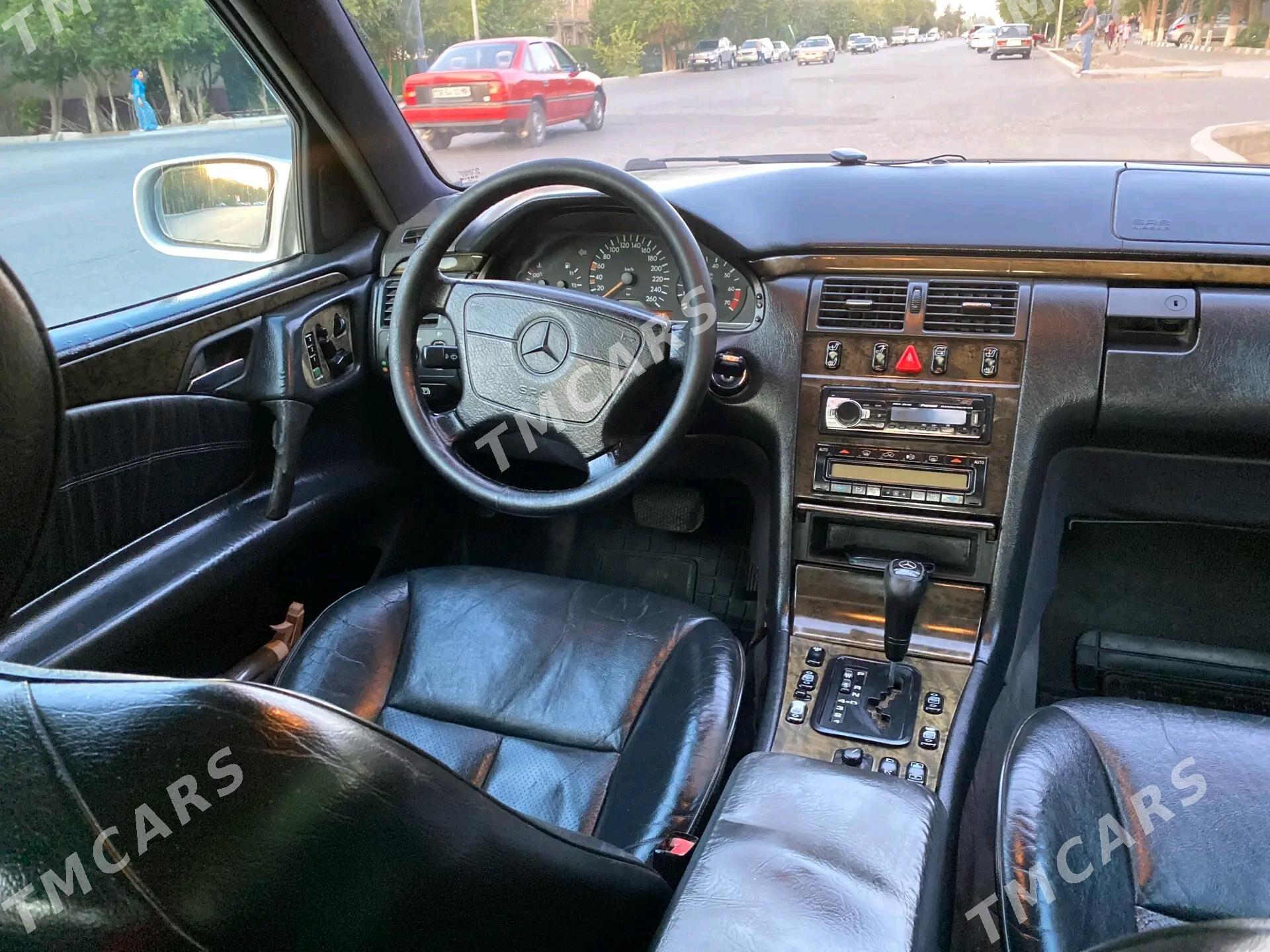 Mercedes-Benz E420 1996 - 70 000 TMT - Мары - img 9