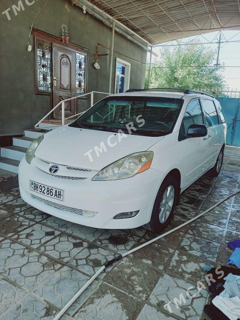 Toyota Sienna 2008 - 240 000 TMT - Теджен - img 3