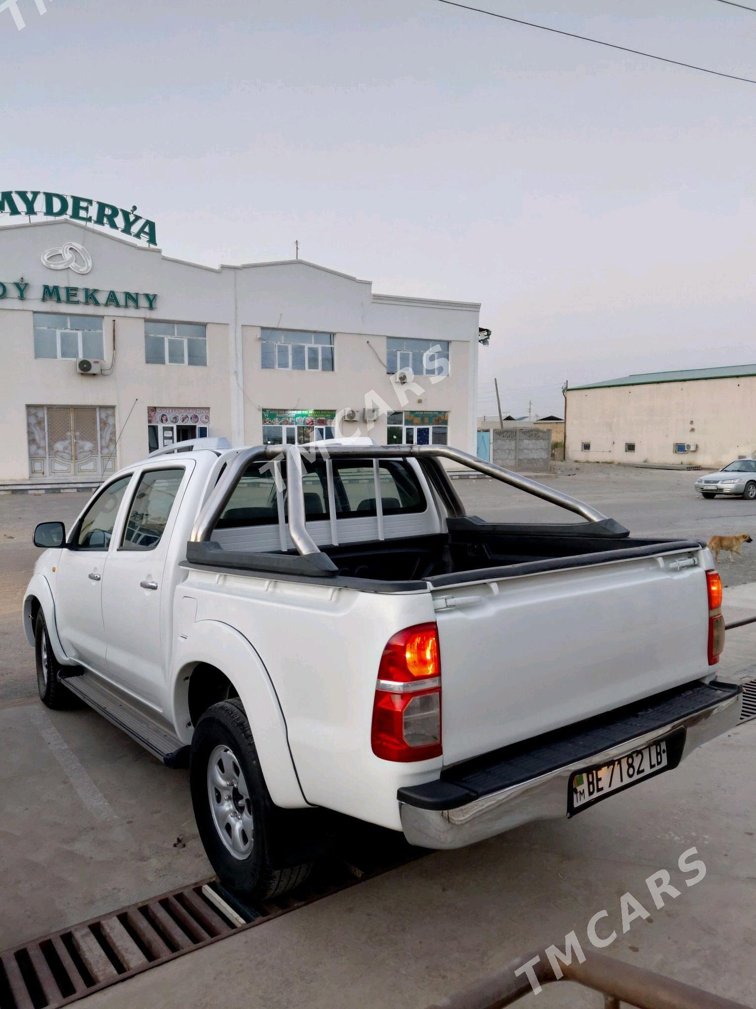 Toyota Hilux 2009 - 250 000 TMT - Фарап - img 3