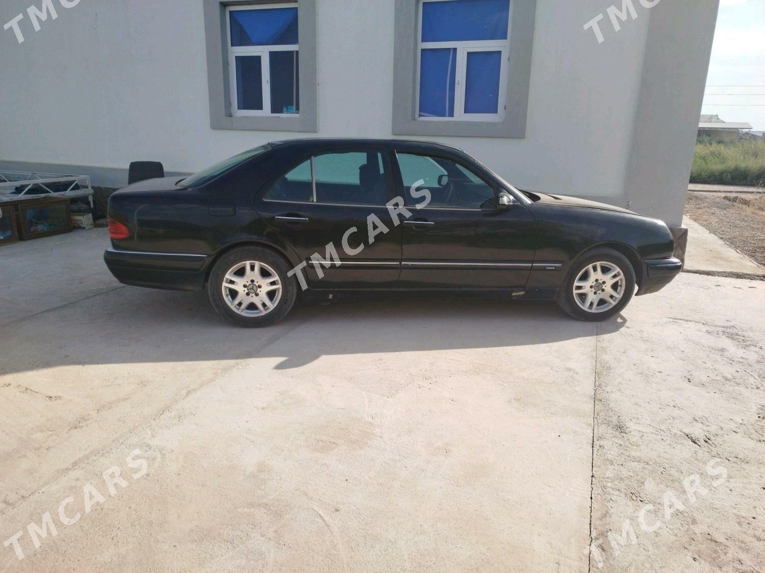 Mercedes-Benz E320 1998 - 47 000 TMT - Мары - img 4