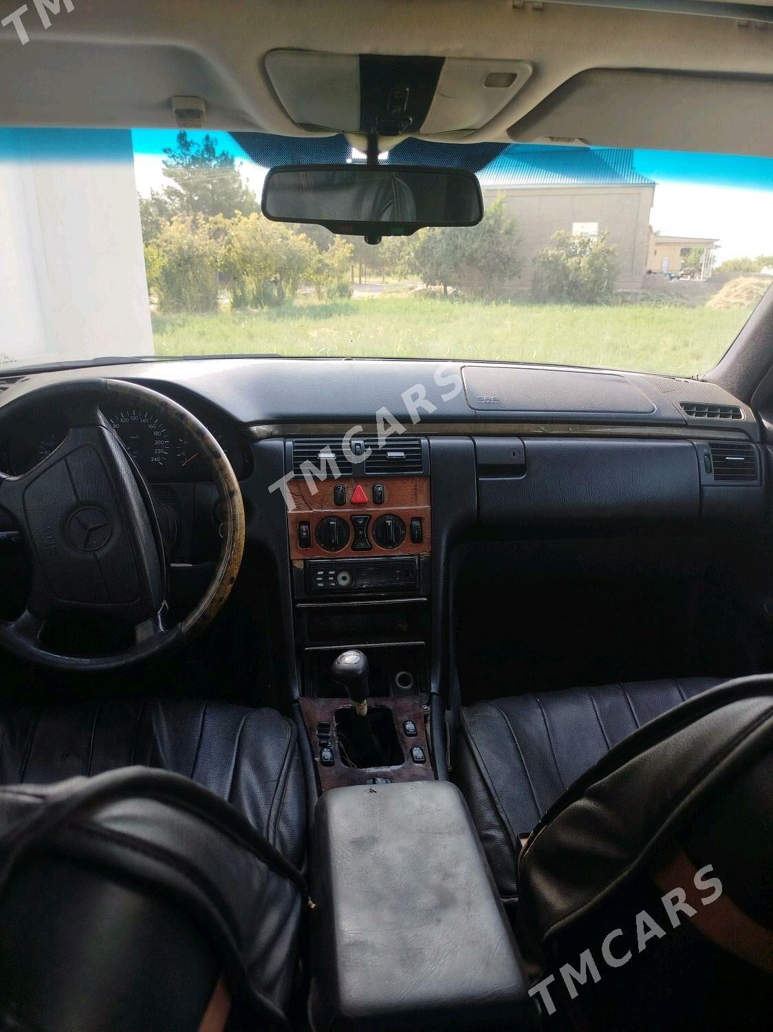 Mercedes-Benz E320 1998 - 47 000 TMT - Мары - img 6