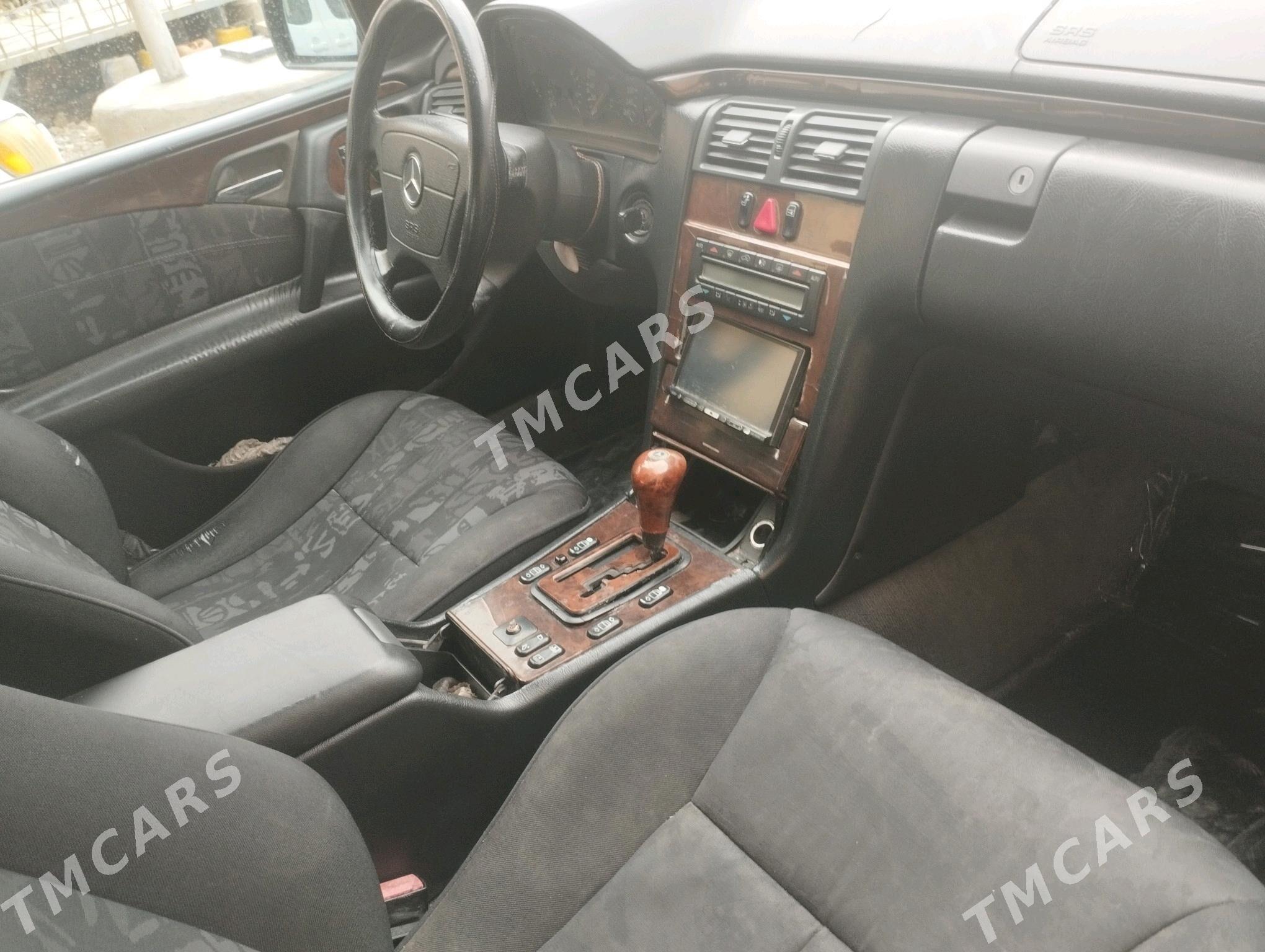 Mercedes-Benz E320 1996 - 68 000 TMT - Gyzylarbat - img 2