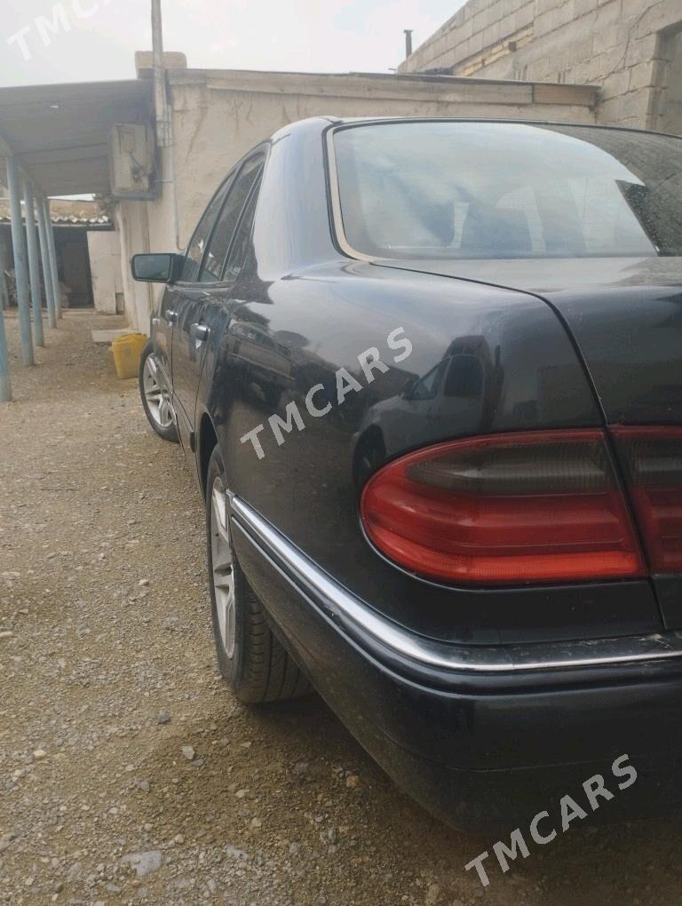Mercedes-Benz E320 1996 - 68 000 TMT - Gyzylarbat - img 5