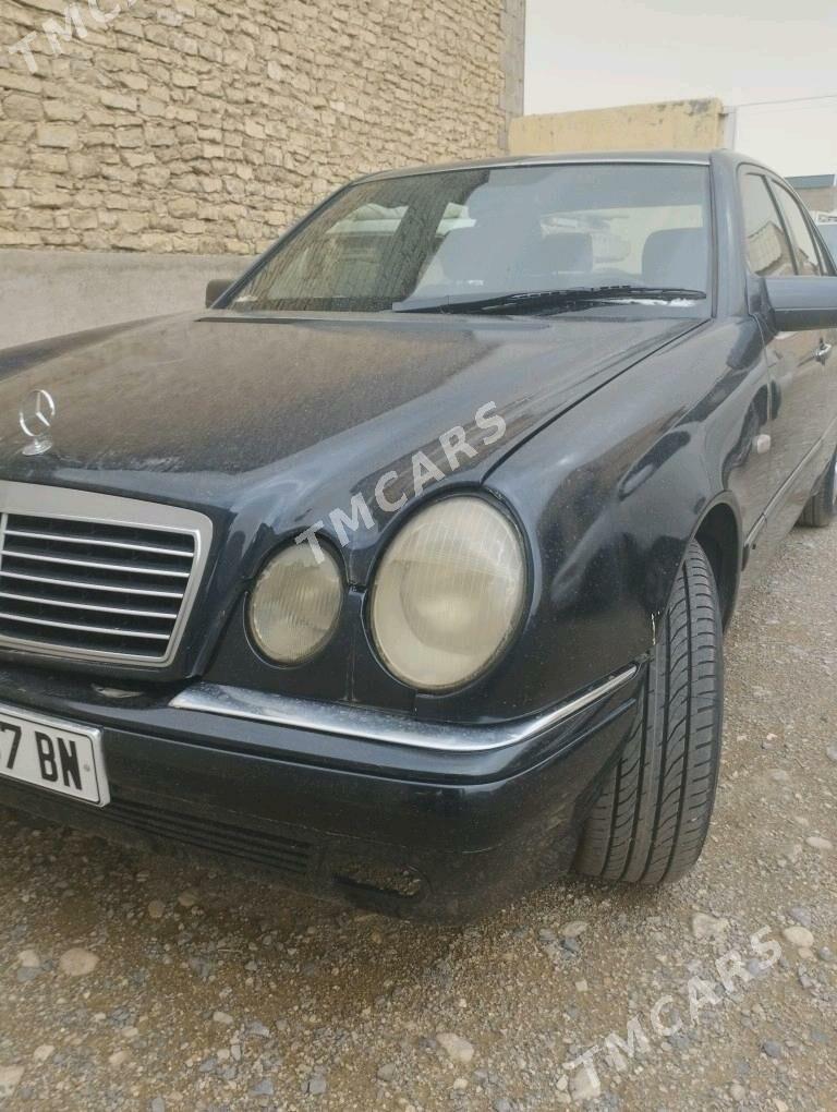 Mercedes-Benz E320 1996 - 68 000 TMT - Gyzylarbat - img 3