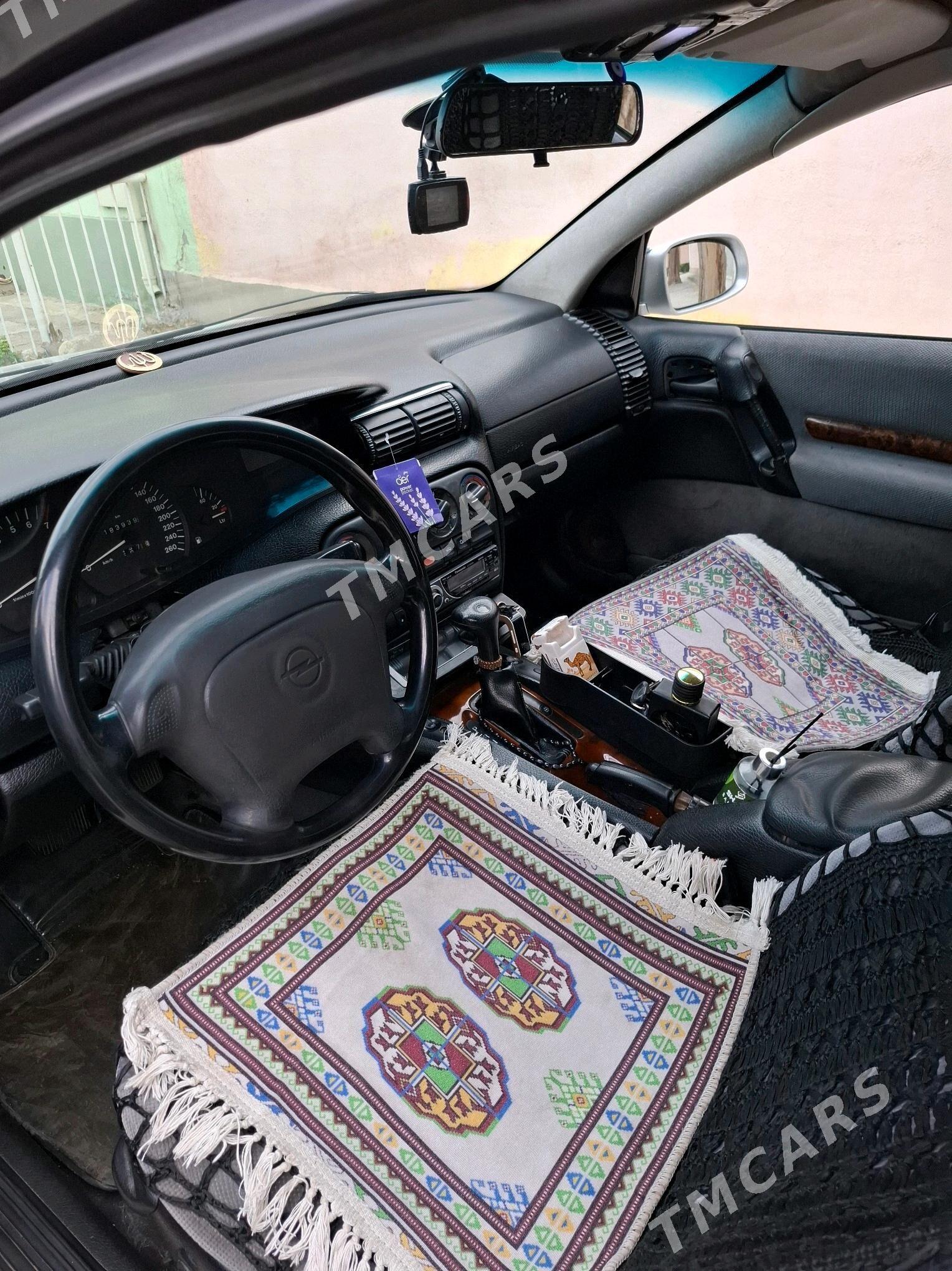 Opel Omega 1995 - 33 000 TMT - Hitrowka - img 3