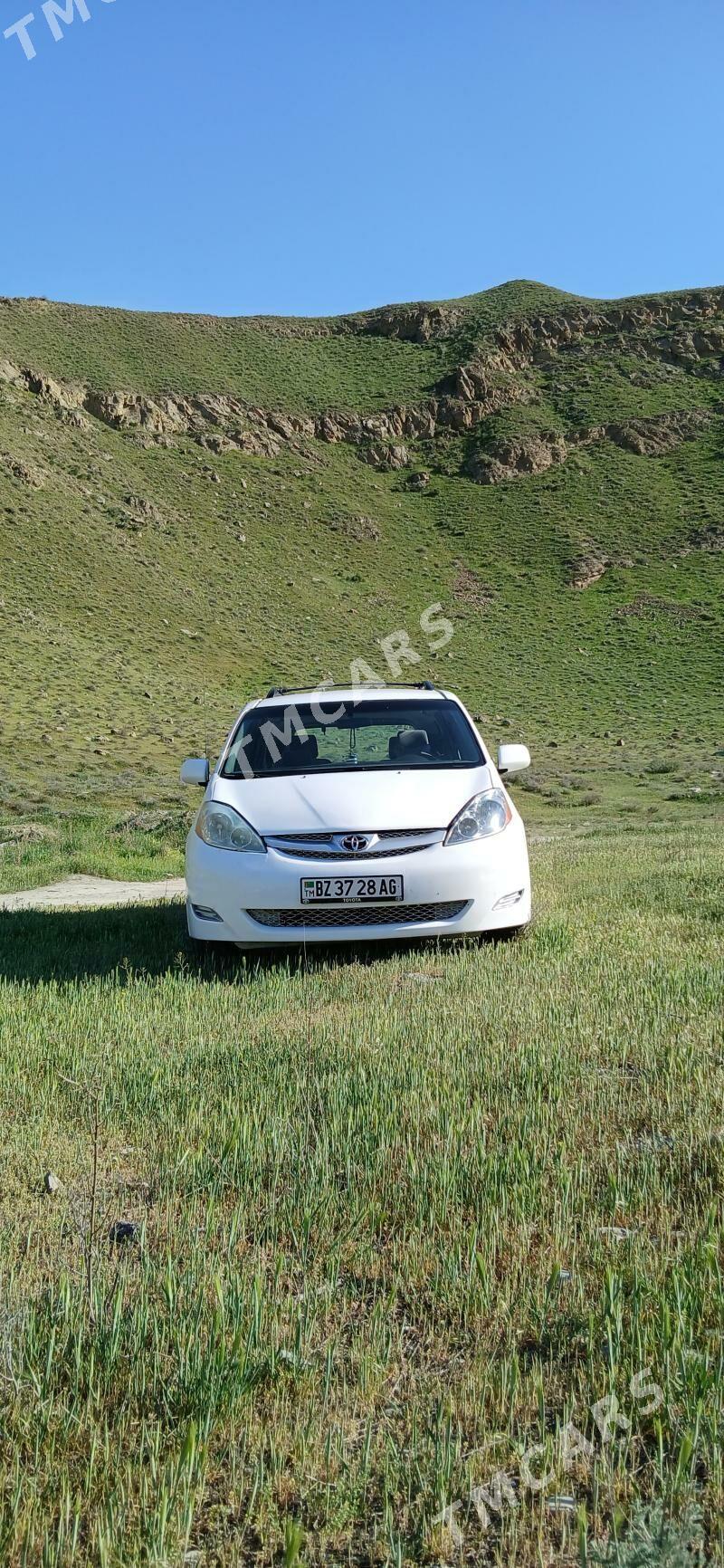 Toyota Sienna 2007 - 220 000 TMT - Ашхабад - img 2