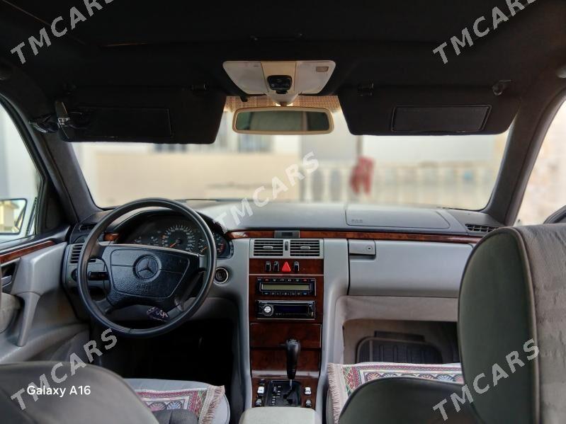 Mercedes-Benz E320 1997 - 86 000 TMT - Балканабат - img 7