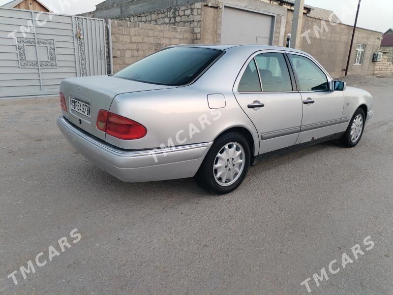 Mercedes-Benz E320 1999 - 87 000 TMT - Гумдаг - img 3