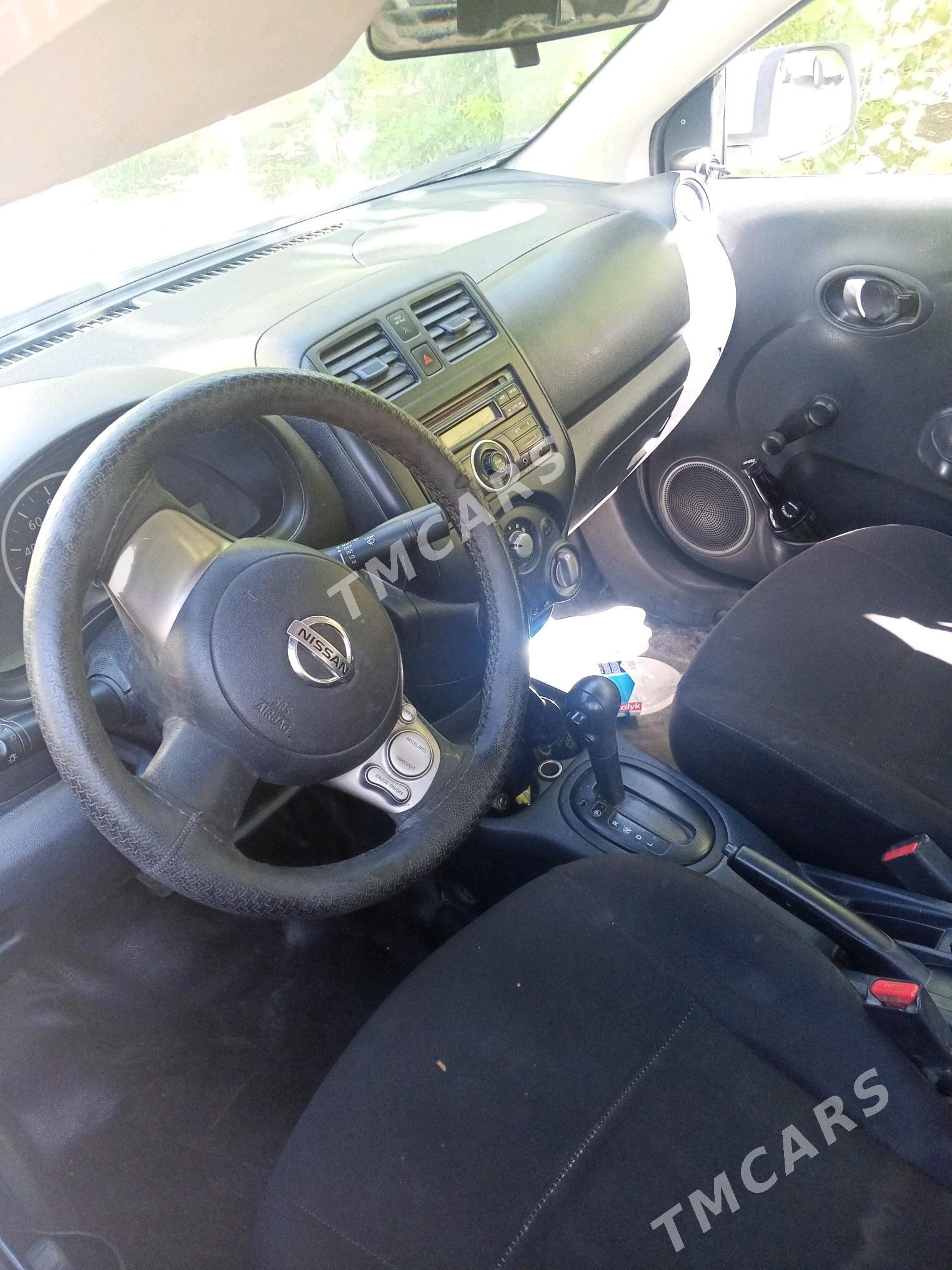 Nissan Versa 2011 - 94 000 TMT - Büzmeýin - img 4