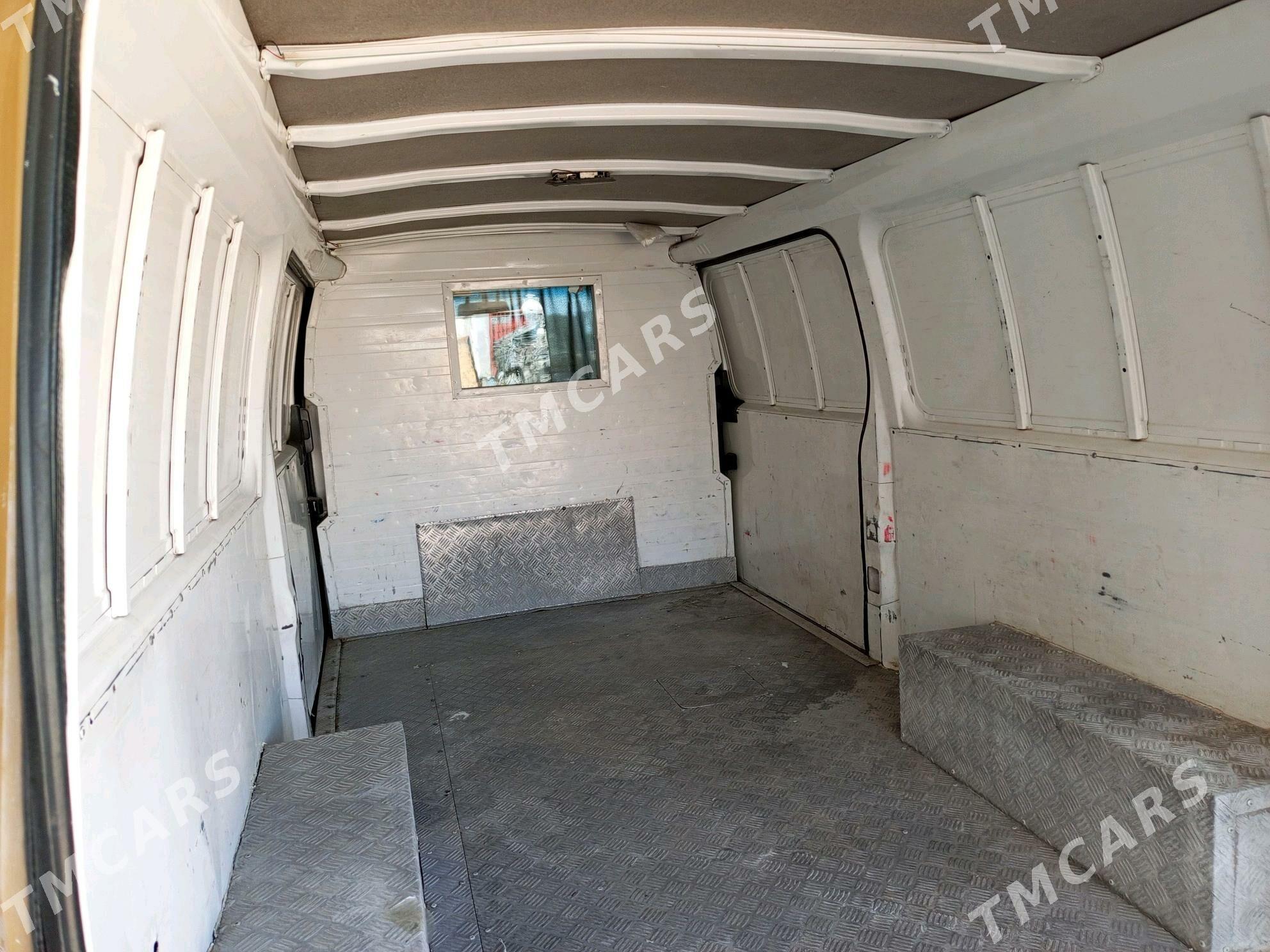 Nissan Urvan 2005 - 130 000 TMT - Дянев - img 9