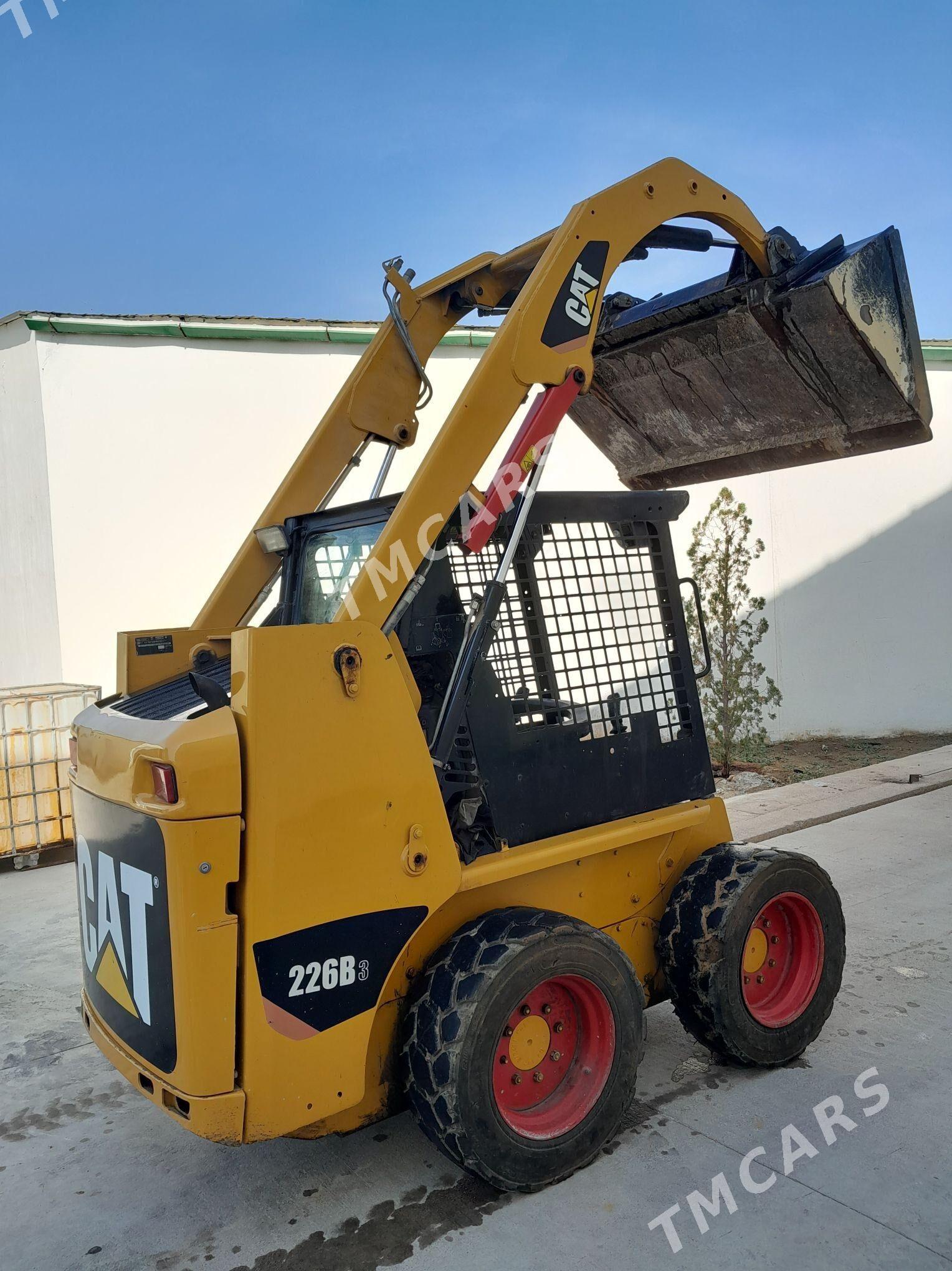 Caterpillar Forklift 2010 - 160 000 TMT - Aşgabat - img 2