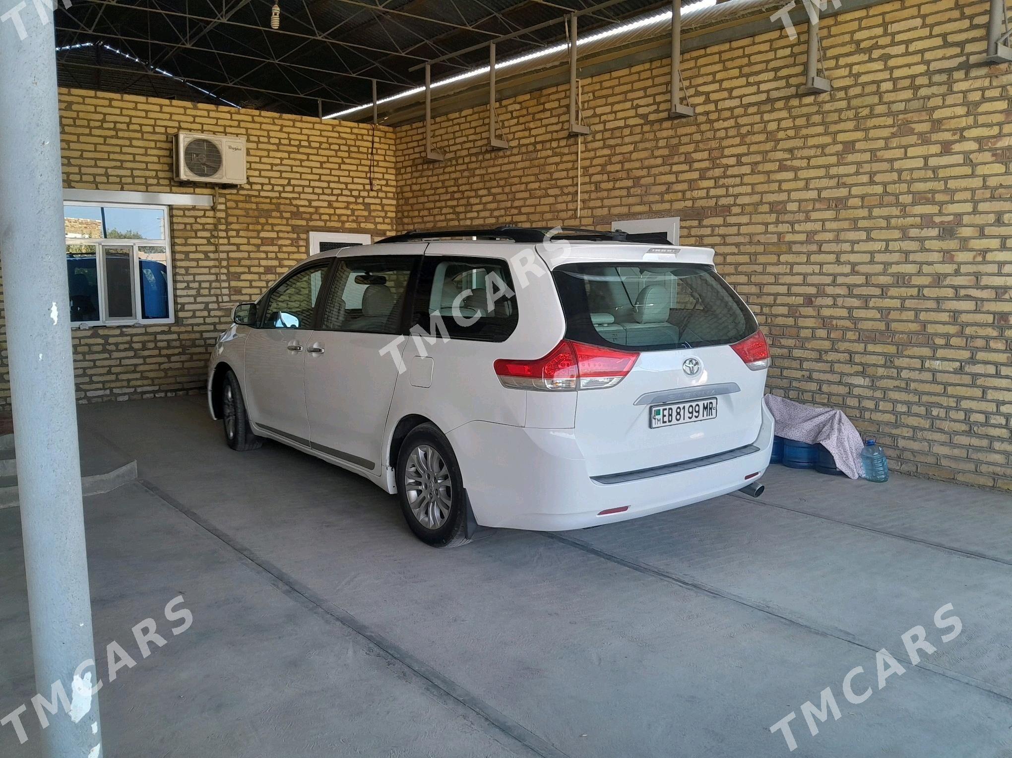 Toyota Sienna 2010 - 310 000 TMT - Мары - img 3