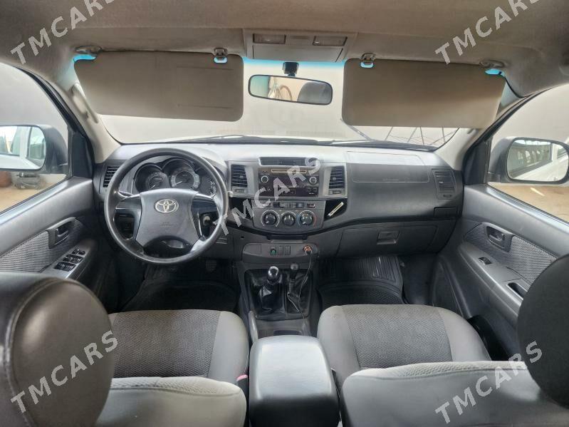 Toyota Hilux 2013 - 310 000 TMT - Мары - img 3