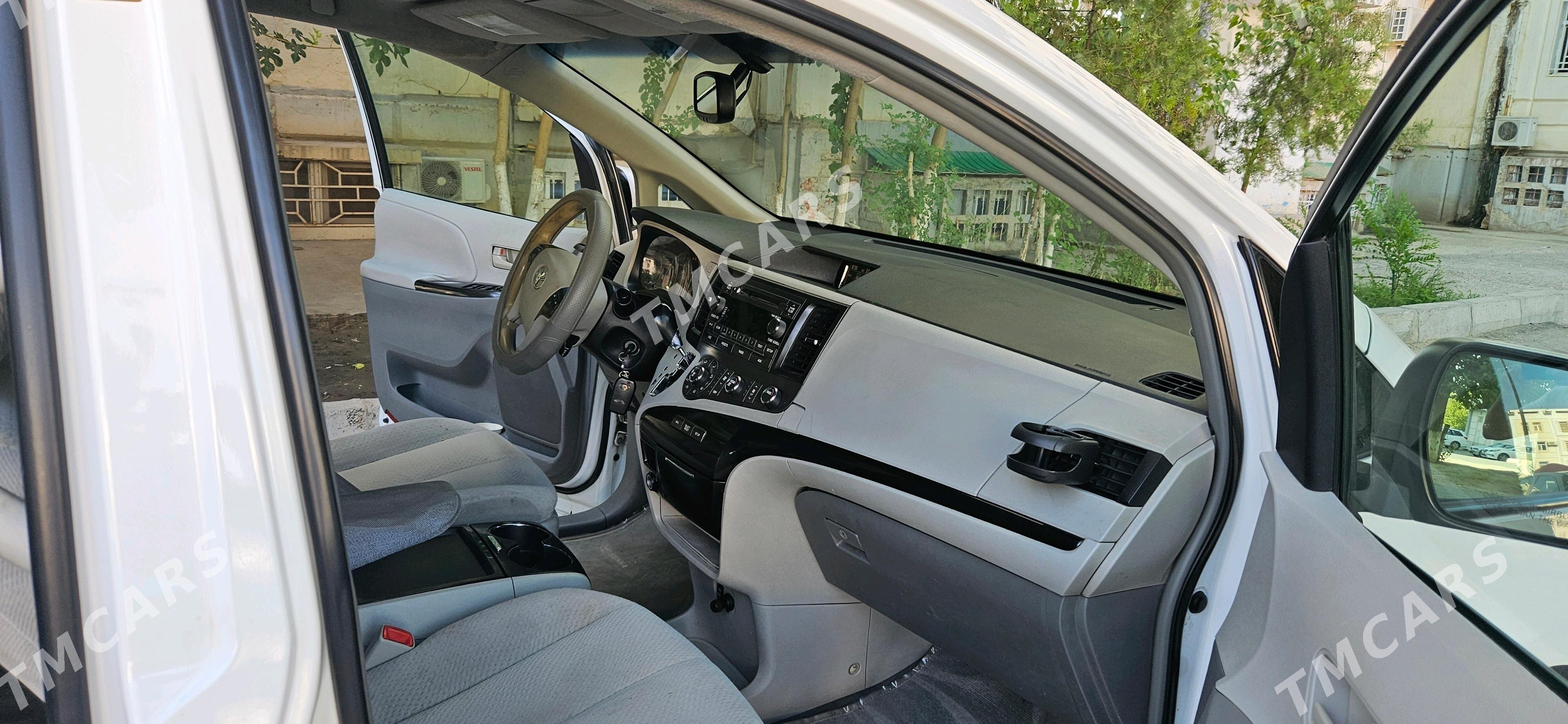 Toyota Sienna 2010 - 276 000 TMT - Ашхабад - img 4