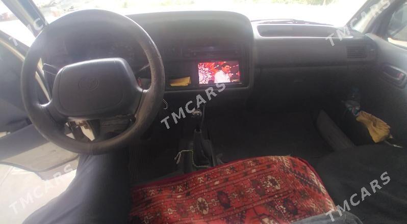 Toyota Hiace 2004 - 150 000 TMT - Теджен - img 3
