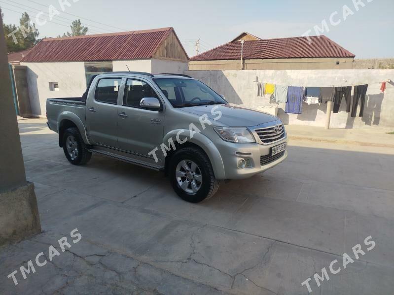 Toyota Hilux 2014 - 400 000 TMT - Балканабат - img 4